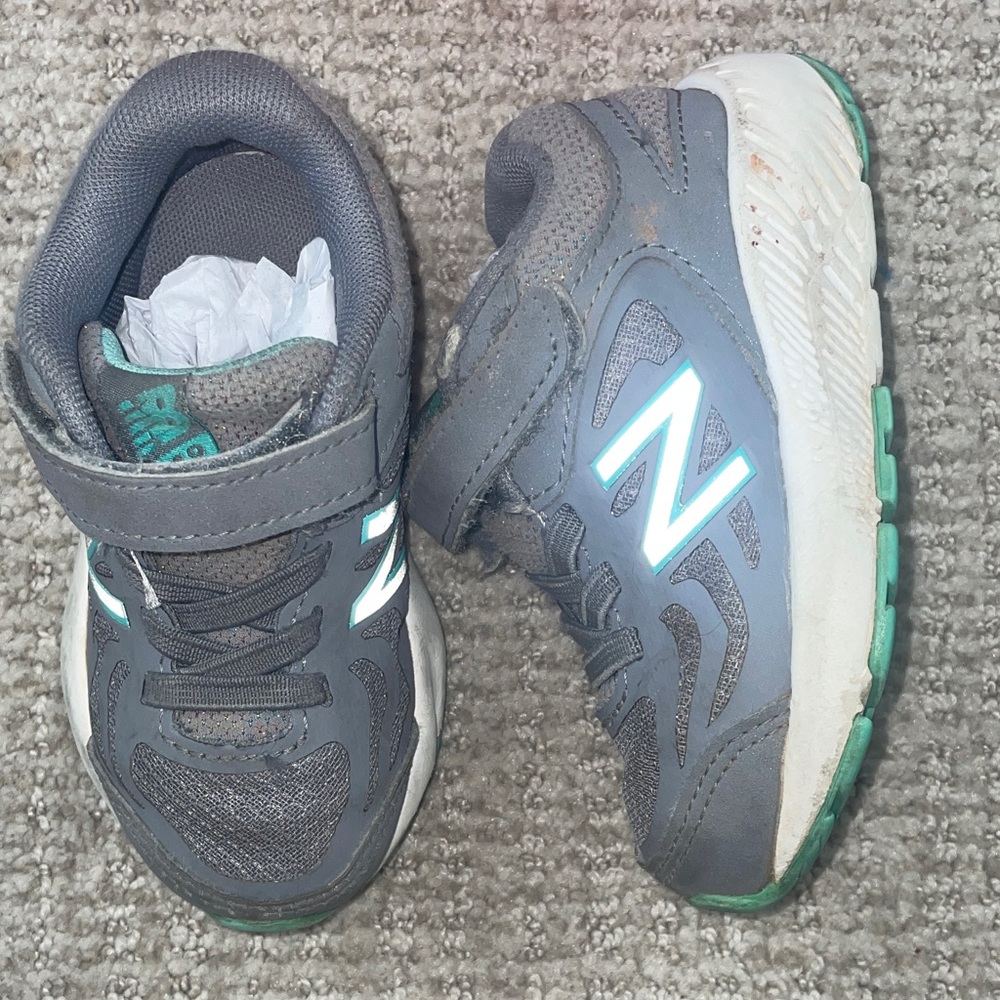 New Balance Kids' Gray Sneakers (wide & size 7) - Picture 6 of 11